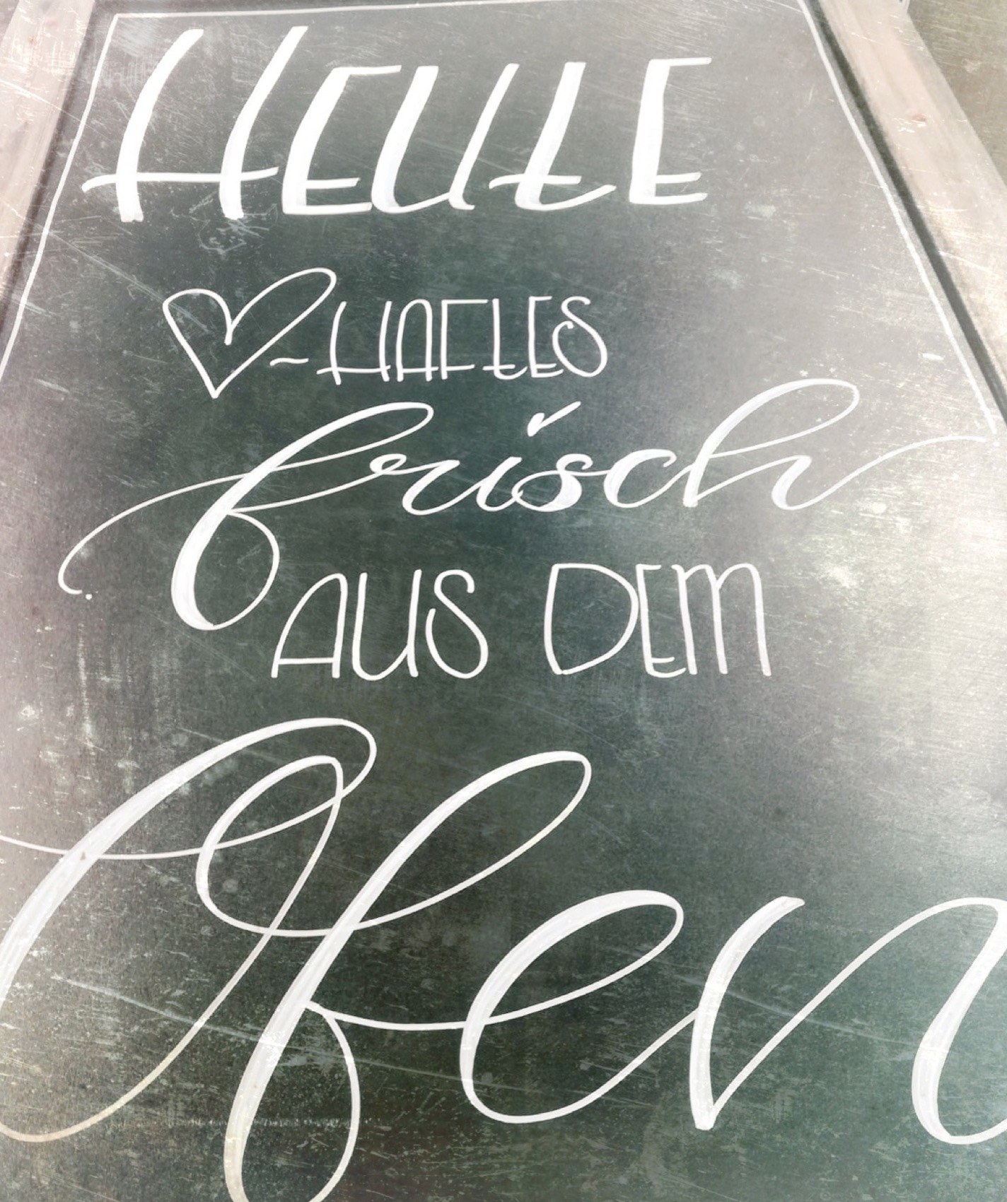 Von Hand beschriftete Tafel: «Heute alles frisch aus dem Ofen»
