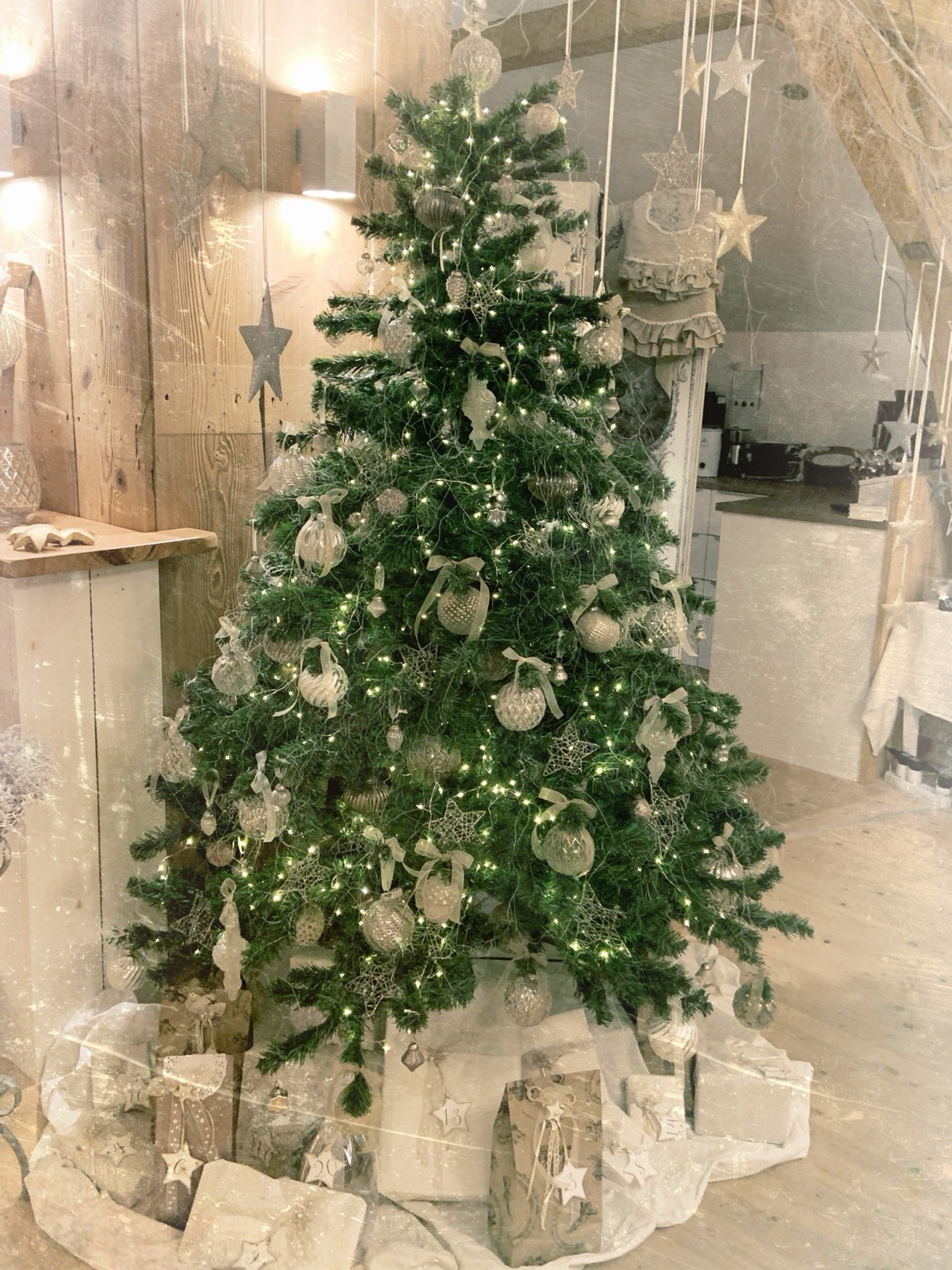 Geschmückter Tannenbaum in der Ausstellung