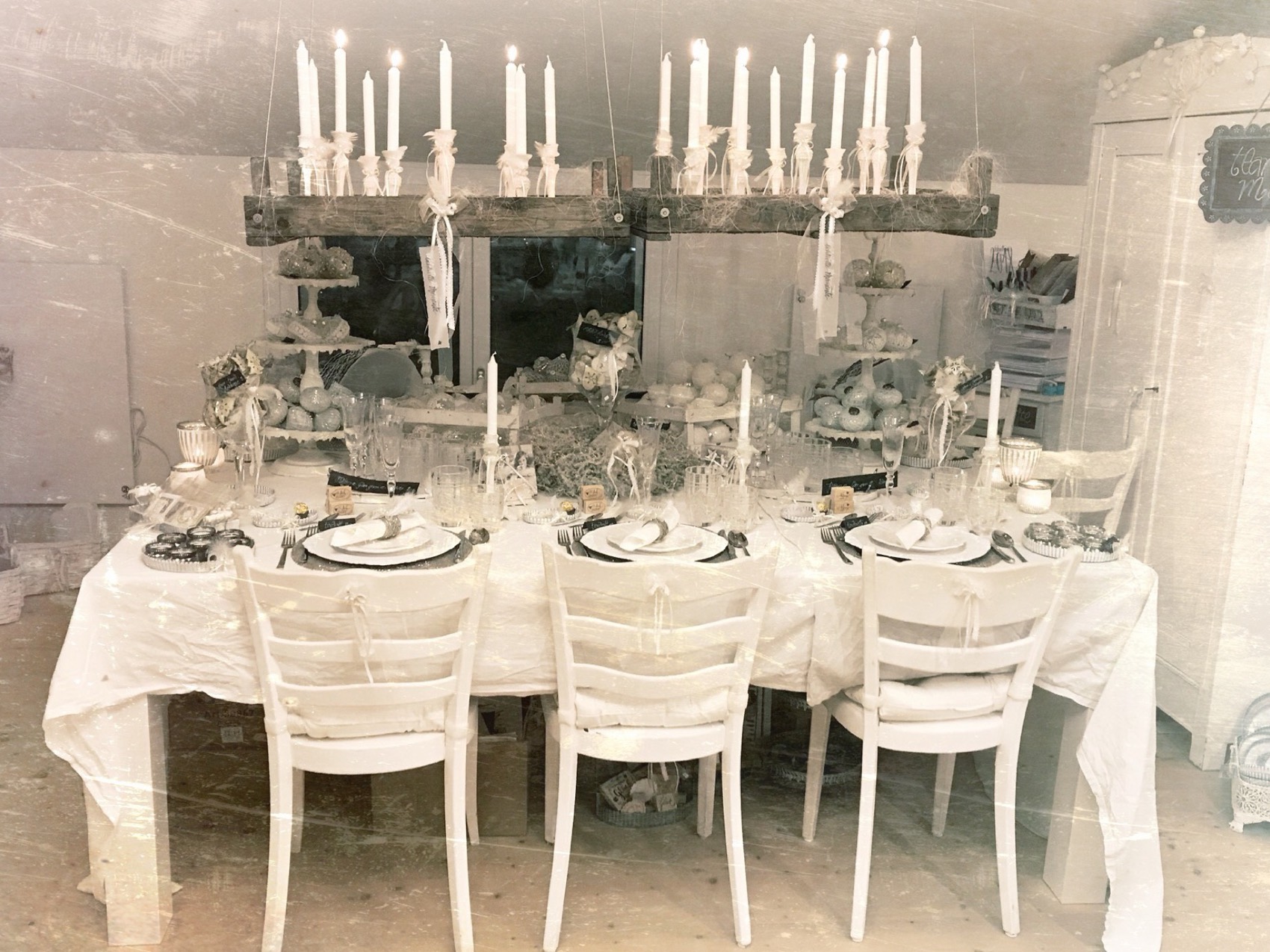 Lange Tafel mit Kerzenleuchtern