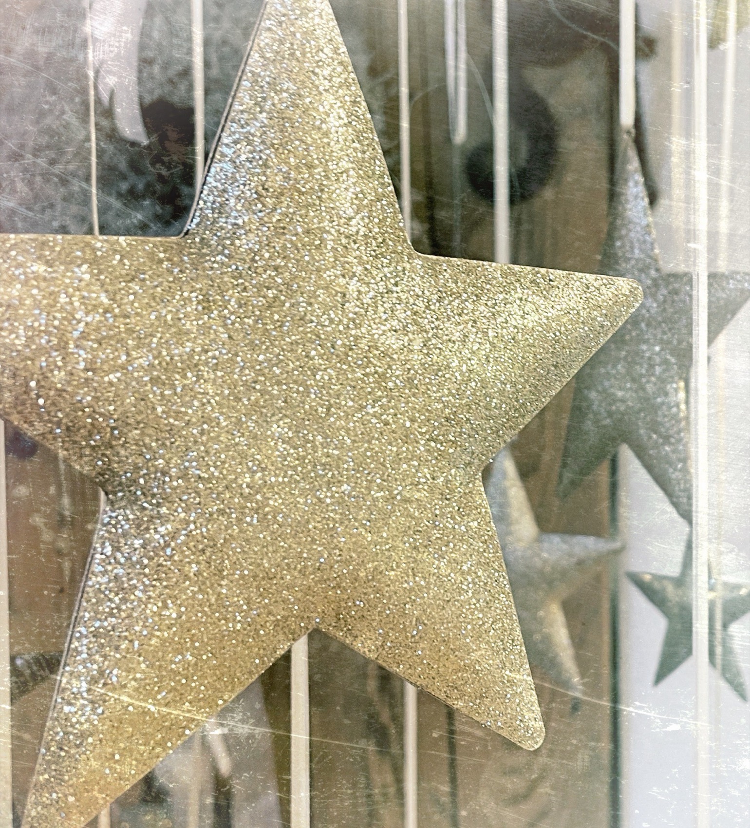 Goldener Glitzerstern am Fenster
