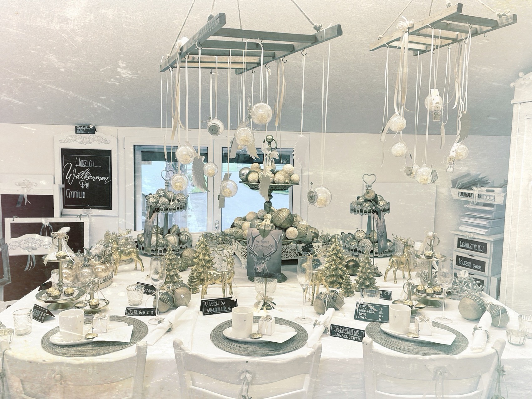 Tisch mit Winterdekoration in Weiss und Grau