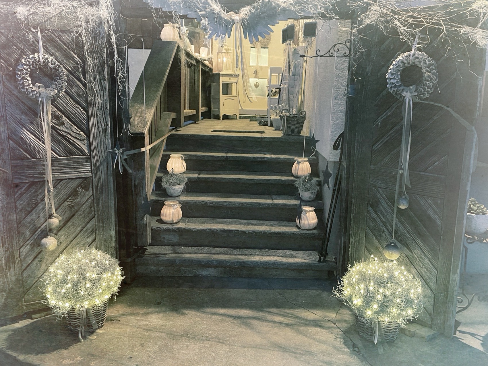 Beleuchtete Treppe zum Laden